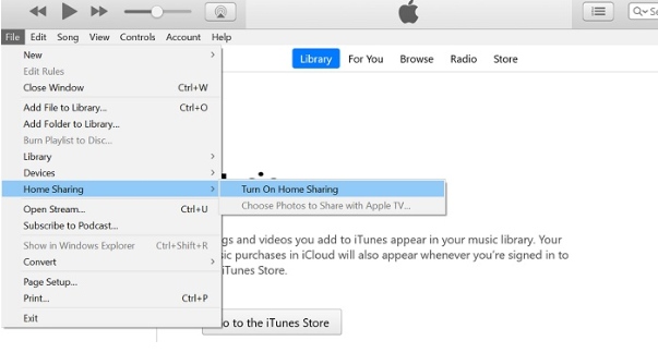 Apple TV の設定でファミリー共有をオンにし、同じ Apple ID にサインインする手順を示す画面